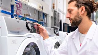 Durch viele Zwischenschritte in der globalen Lieferkette ist die Rohstoffgewinnung sehr weit entfernt vom Endprodukt. Es sind aber durchaus Situationen denkbar, in denen Compliance-Probleme in der Lieferkette näher rücken, beispielsweise durch Medienanfragen nach Arbeitsschutz und Menschenrechten. Deshalb ist es sinnvoll, wenn ein Unternehmen jederzeit präzise Auskunft über seine globale Lieferkette geben kann.  (Bild: Marco Antinori)