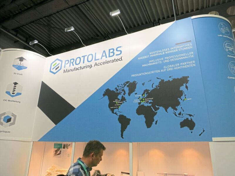 Die Firma Protolabs hat vor wenigen Monaten ihr Logo redesignt. Der neue Markenautritt zeigt die Exertise in den Bereichen Spritzguss, CNC-Bearbeitung und 3D-Druck. (Schäfer / Devicemed)