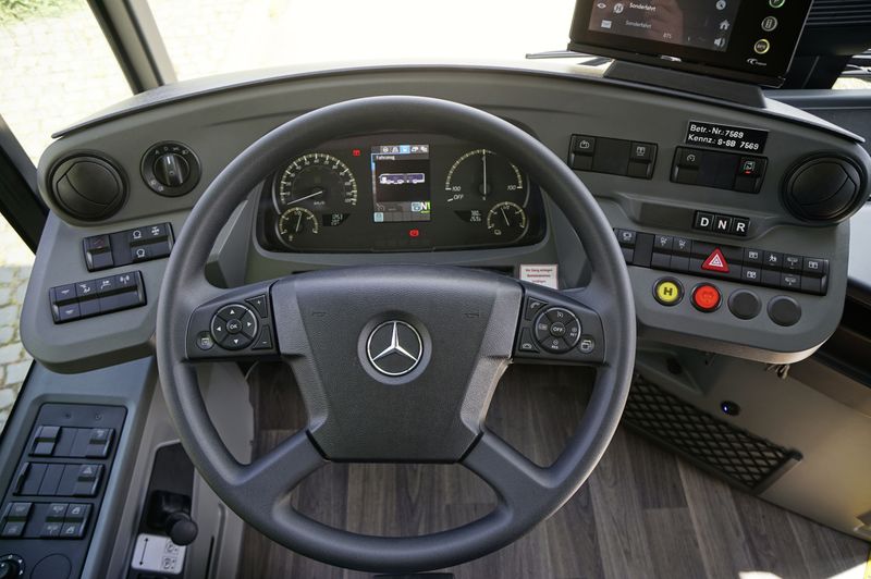 Die Busse sind mit diversen Assistenzsystemen ausgestattet, die Front und Seiten überwachen, die Aufmerksamkeit des Fahrers und Verkehrszeichen anzeigen. (Bild: Daimler Truck)