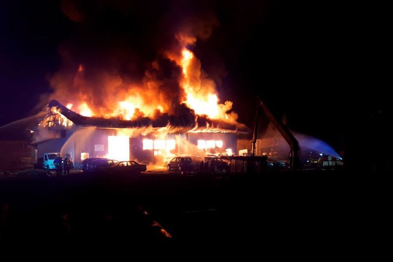 Beim Eintreffen der ersten Feuerwehrkräfte war schnell klar, dass schon große Teil der Lagerhalle in Brand standen. (Kreisfeuerwehrverband Bodenseekreis)