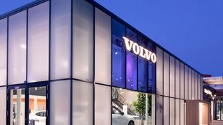 Mehr als die Hälfte der deutschen Volvo-Autohäuser hat schon auf die aktuelle CI der Schweden umgerüstet. (Volvo)