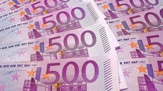 Schon jetzt müssen Kunden bei Bargeldeinzahlungen ab 10.000 Euro ihren Banken nachweisen, woher das Geld stammt. In Autohäusern sollen nach EU-Plänen Kunden mit solchen Bargeldsummen nicht mehr zahlen dürfen. (Bild: gemeinfrei)