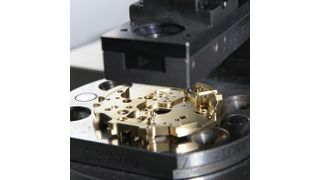 Die Presse umfasst einen Servoantrieb mit Rollengetriebe und Absolutwertgeber, ein Kraftmessgerät und eine Präzisionssonde. Diese misst die Höhe der Komponente in Bezug auf einen Referenzbereich auf der Platine unabhängig von der vom Absolutwertgeber ausgewerteten Position. (Bild: Siemens)