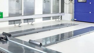 Hella Gutmann bietet für seine Fahrspurplatten jetzt auch eine Ergänzung für das SEP an. Das Komplettpaket schlägt mit 6.490 Euro zu Buche. Darauf kann man optional das ebenfalls neue Schienensystem mit Hexagonal-Führung schrauben. (HGS)