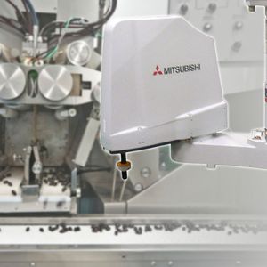 Kompakte Roboter von Mitsubishi Electric mit optionalem SPS-Modul zur vollständigen Integration in eine iQ-Steuerung.