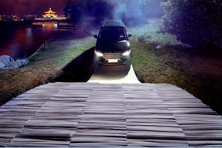 Anschließend steuerte „Land Rover Experience“-Chief-Instructor Chris Zhou einen Range Rover auf die fünf Meter lange Brücke zu. (Foto: Jaguar Land Rover)