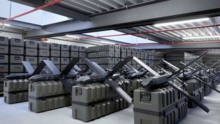 Was man hier gestapelt in Form von Drohnen des Unternehmens Helsing sieht, ist angesichts dessen, was das Unternehmen zusammen mit Schaeffler aufziehen will, eher homöopathisch zu sehen. Ab nächstem Jahr will man bis zu 20.000 Drohnen und noch mehr fertigen ... (Bild: Helsing)