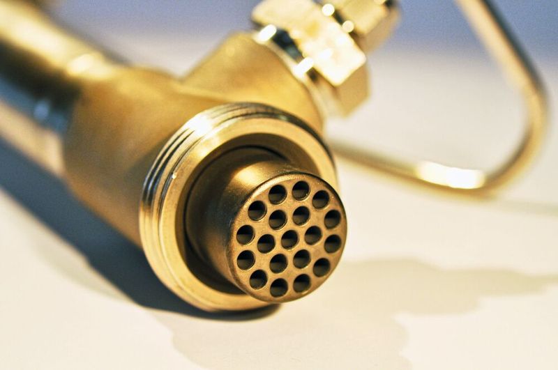 Das Fraunhofer IKTS hat eine robuste 19-Kanal-Kohlenstoffmembran entwickelt, die H2 oder CO2 aus Gasgemischen abtrennt. (Bild: Fraunhofer IKTS)