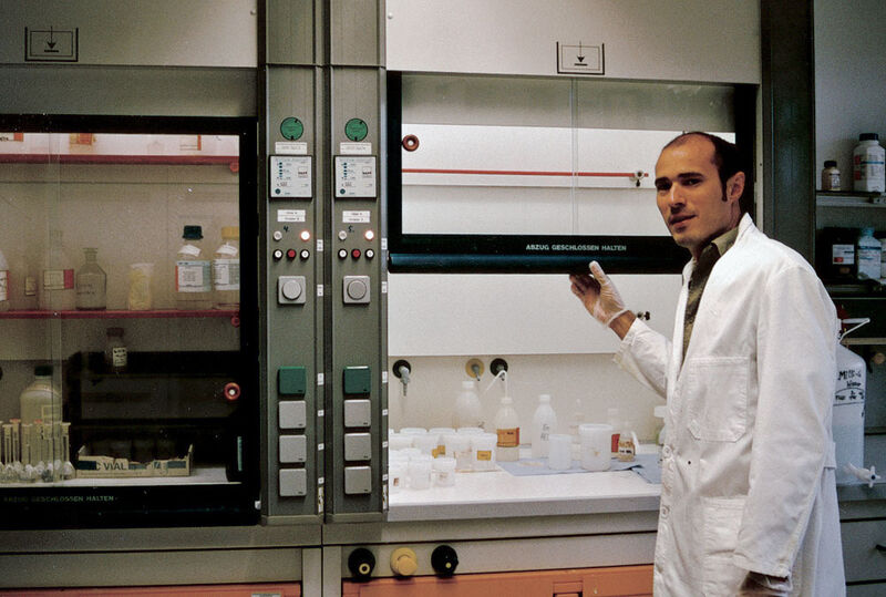 Dr. Marcus Christl betreut die chromatographischen Trennungen. Über den Versuchsanordnungen im Laborabzug befindet sich die Absaugung. (Archiv: Vogel Business Media)
