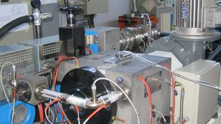 Mehrkanalige Scheiben-Schmelzepumpe, die einem Einschneckenextruder vorgeschaltet ist. Aufgabe der Pumpe ist eine optimierte Benetzung von Endlosfasern mit thermoplastischer Matrix. (Archiv: Vogel Business Media)