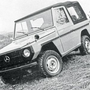 Der Mercedes-Geländewagen in der offenen Variante mit kurzem Radstand (2,40 Meter). Bild aus der im November 1975 erschienen internen Broschüre „Mercedes-Benz Cross Country Car. Technical Description.“(Bild:  © Daimler AG)