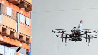 Ein Beispiel für Industrie 4.0 in der Logistik, das auf der Anwederkonferenz gezeigt wurde: Eine Drohne nimmt im Lager den genauen Bestand auf. Die Daten werden bis an das übergeordenete ERP-System gesendet. (Epicor)
