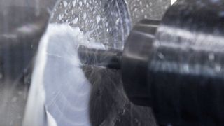 Kürzere Bearbeitungszeiten, höhere Zerspanungsleistung, wesentlich schnellere und präzisere Positionierung der Werkstücke, verlängerte Standzeiten der Werkzeugschneiden: Durch das Galaxie-Antriebssystem erreichen Werkzeugmaschinen beim Fräsen deutlich bessere Leistungswerte. (Wittenstein)