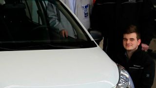 Fahrzeugübergabe bei der Kfz-Innung Düsseldorf: (v.li.) Ausbildungsleiter Wolfgang Rüther, Achim Muntz, Inhaber 4-Rad, und sein Sohn René Muntz. (Foto: Kfz-Innung)