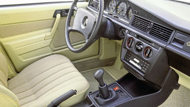 Innenraum des 190: „Mit Schalthebel des Fünfganggetriebes“, wie die original Bildsignatur dieses Pressebilds anmerkt. Kein Wunder, schließlich mussten Käufer eines „Baby Benz“ für ein solches lange Zeit Aufpreis bezahlen. (Bild: Mercedes-Benz)