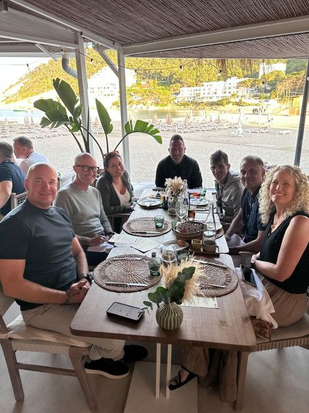 (v. l.) CEO Scott W. Hardy u. Casey Bevington (UAG), Genevieve Burton, Zev Cherniak u. Warren Berman (Gammatek), Kamlesh Gayadien (Ingram Micro Benelux) und Frau Hardy. (Bild: Vogel IT-Medien GmbH)
