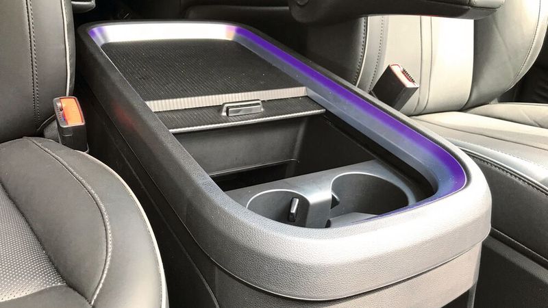 Hilfreich sind auch die vielen Ablagefächer und Stauräume im Innenraum. (Bild: Wolfgang Michel – VCG)