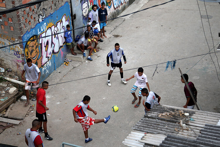 Spezielle Lern- und Ausbildungsprogramme für Kinder und Jugendliche wurden hierzu ins Leben gerufen. Dabei kooperiert Volkswagen zum Beispiel mit der „Stiftung Fußball und Entwicklung“. Zu den Aktivitäten, die für das Sozialprojekt „Futebol de Rua“ geplant sind, zählt auch das Straßenfußballturnier, das vom 1. bis zum 12. Juli 2014 in São Paulo stattfindet. (Foto: Volkswagen/Friedemann Vogel)