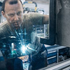 Mit dem Laser schweissen die Spezialisten der voestalpine Precision Strip GmbH in Böhlerwerk eine Vielzahl an Metallbändern. 