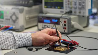 Mittels Laserdirektstrukturierung können Schaltkreise direkt auf eine Lackschicht aufge-tragen werden.  (Bild: Fraunhofer IEM / Janosch Gruschczyk)