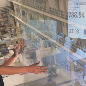 In der gläsernen Leitzentrale fließen die Daten über alle benötigten Ressourcen sowie Maschinen- und Prozessdaten auf Fabrikebene zusammen.