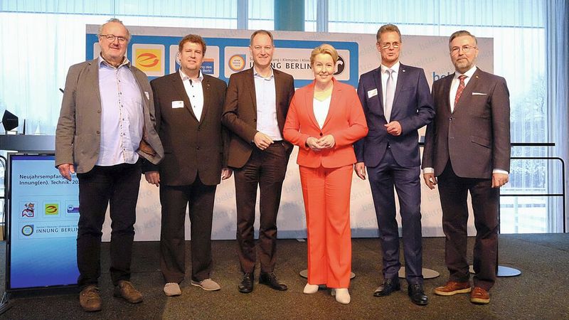 (v. l.) Thomas Lundt, Obermeister der Berliner Kfz-Innung, Stephan Ziemann, Landesinnungsmeister Dachdeckerhandwerk, Dr. Mario Tobias, Vorsitzender Geschäftsführung Messe Berlin, Franziska Giffey, Bürgermeisterin von Berlin im Senat Wegner und Senatorin für Wirtschaft, Energie und Betriebe, sowie Ralf Leuthäuser, stellv. Obermeister SHK-Handwerk Berlin   (Bild: Zietz - VCG)