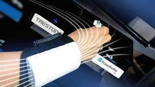Das RFID-Armband, eine Entwicklung des Fraunhofer-Instituts für Fabrikbetrieb und -automatisierung IFF und von Treston, hilft Anwendern dabei, Fehler zu vermeiden. (Bild: Treston)