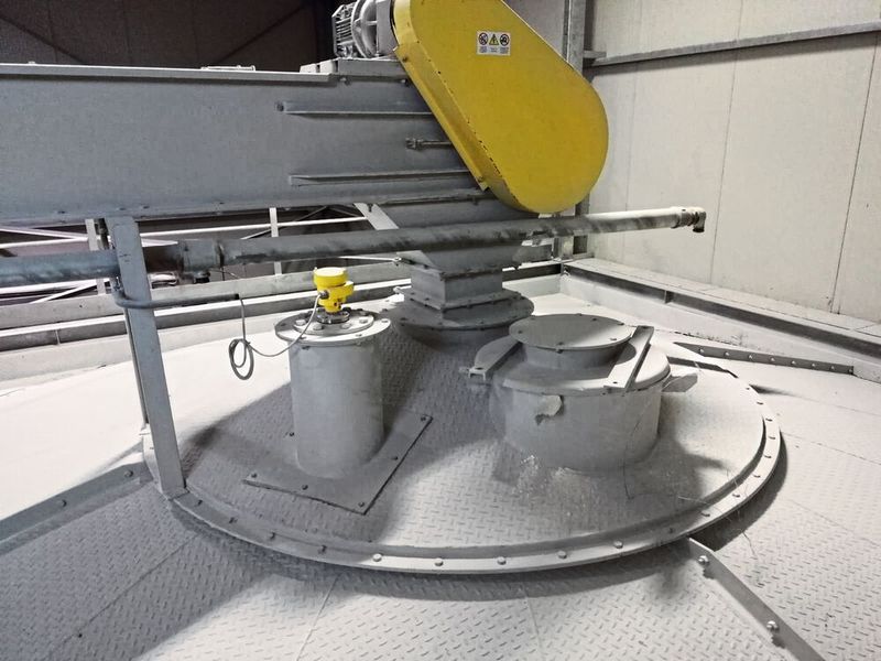 Mehrere Sensoren der Vegapuls-Reihe erfassen die Füllstände der Silos, die mit unterschiedlichsten Produkten gefüllt sind. (Bild: Vega)