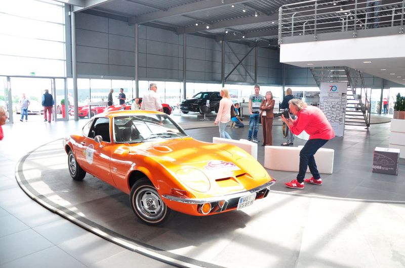 Viele Zuschauer im Porsche-Zentrum Würzburg: Für die Durchfahrt durch den Showroom wurde extra eine Fahrbahn aufgebaut. (Weissenberger / »kfz-betrieb«)