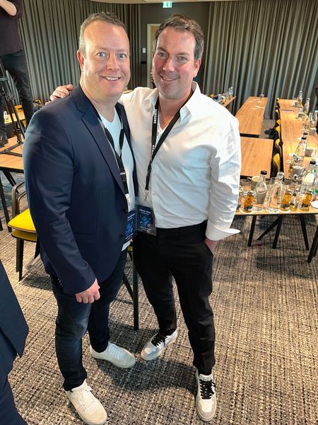 (l.) Ralf Schweitzer (GSD) und Oliver Kau (S&K) sind mit ihren Gedanken schon beim Karneval. (Bild: Vogel IT-Medien )