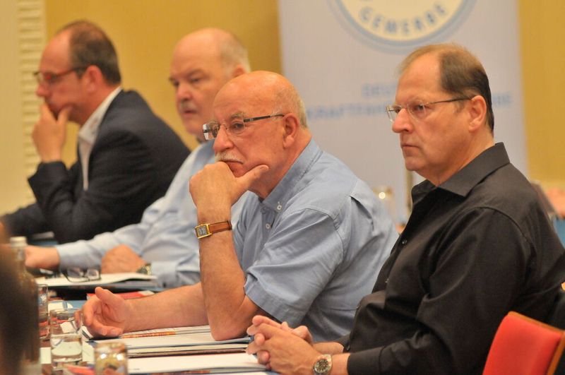 Präsenz der Löwenmarke:  (v. re.) Geschäftsführer Herbert Kirst und Präsident Albert Schwinn (beide Peugeot-Händlerverband).  (Zietz/»kfz-betrieb«)