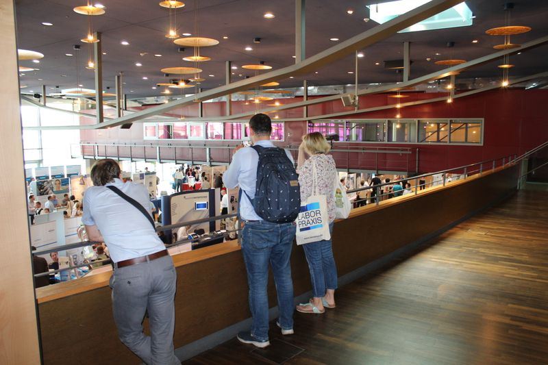 Impressionen der Lab-Supply Dresden vom 28. August 2019  Im Internationalen Congress Center des Maritim Hotels Dresden fanden sich zahlreiche Besucher ein, um mit den Ausstellern von Labortechnik und Verbrauchsmaterial ins Gespräch zu kommen. Impressionen vom Messetag sowie einige Besucherstimmen finden Sie in dieser Bildergalerie. Die nächste Lab-Supply ist am 25. September 2019 in Münster. Weitere Infos zu den kommenden Lab-Supply-Messen finden Sie auf www.lab-supply.info.   Lese-Empfehlung: Nachbericht zum erfolgreichen Auftakt der Lab-Supply in Wien. (Bild: LABORPRAXIS, C. Lüttmann)