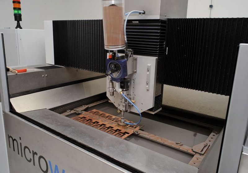 Ein solider maschinentechnischer Aufbau sichert neben der hohen Präzision beim Schneiden auch eine lange Lebensdauer der Microwaterjet-Anlagen. Bild: Daetwyler/Fehrentz (Archiv: Vogel Business Media)