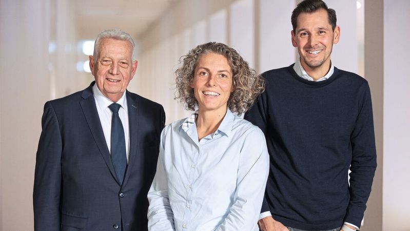 Die Spitze der neuen Innung: (v. l.) Obermeister Ralf Werner, Mühlheim/Oberhausen, Nadine Sasek, Geschäftsführerin KH Essen, und Obermeister Marcel Seyer, Essen(Bild:  Kfz-Innung Mühlheim/Oberhausen-Essen)