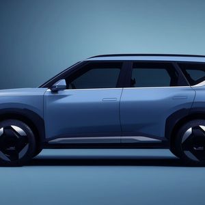Der neue Kia EV5 dürfte in etwa so lang wie ein Kia Sportage sein.(Bild:  Kia)