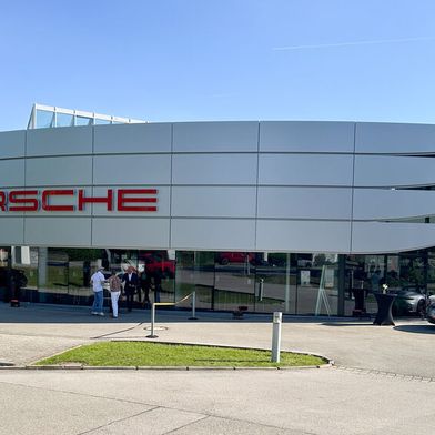 Die neue Fassade des Hauptgebäudes des Porsche Zentrums Ingolstadt, ausgerichtet zur Manchinger Straße. (Bild: Diehl – VCG)