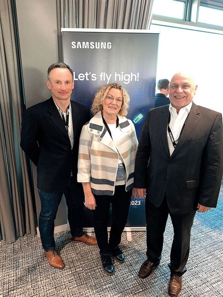 (l.) Wojtek Rudko, Susanne Hoffmann und Frank Kalisch (Samsung) haben 2023 mit ihren Partnern und Kunden viel vor. (Bild: Vogel IT-Medien )