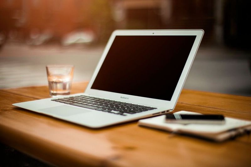 5. Ruhemodus statt Bildschirmschoner: Wer den Stromverbrauch seines Computers senken will, schaltet den Bildschirmschoner aus. Dieser verhindert nämlich, dass sich der PC in den noch sparsameren Ruhezustand versetzt. Besonders in längeren Pausen, in denen der Computer nicht genutzt wird, empfiehlt sich der Ruhemodus. Dabei ist der PC zwar ausgeschaltet, im Vergleich zu einem Neustart allerdings schneller wieder einsatzbereit.  (gemeinfrei)