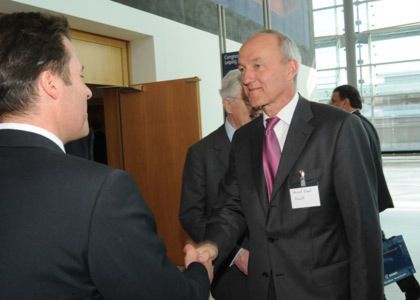 Reinhard Zirpel, Vorstand Kommunikation bei Renault Deutschland AG beim Handshake mit Messeboss Wolfgang Marzin.  (Archiv: Vogel Business Media)