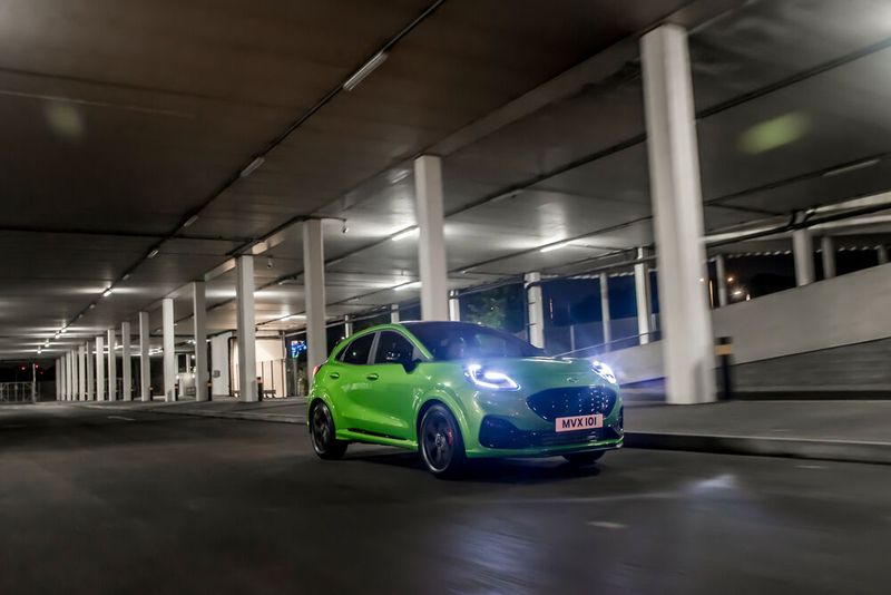 Der Puma setzt gierig jeden Gasbefehl um, die Lenkung bietet eine hervorragende Rückmeldung und die Bremsen sind fein dosierbar und packen auf Wunsch souverän zu.  (Bild: Ford)