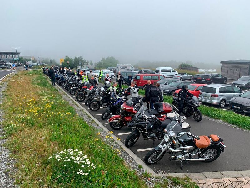 Der erste Stopp am Samstag bei der Fahrt durch die Hessen- und Bayern-Rhön führte zur Wasserkuppe – die Bitrider belegten den Parkplatz. (Vogel IT-Medien GmbH)