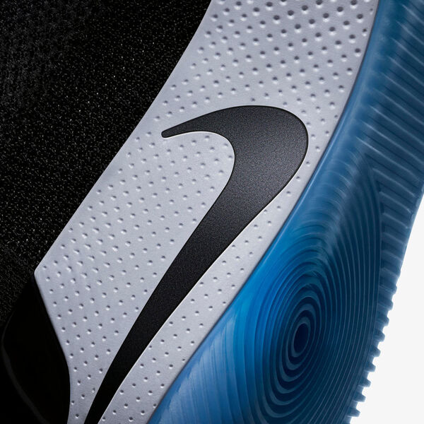 Der Schuh richtet sich vor allem an Basketballer, an deren spezielle Bedürfnisse der Sportschuh angepasst ist. (Nike)