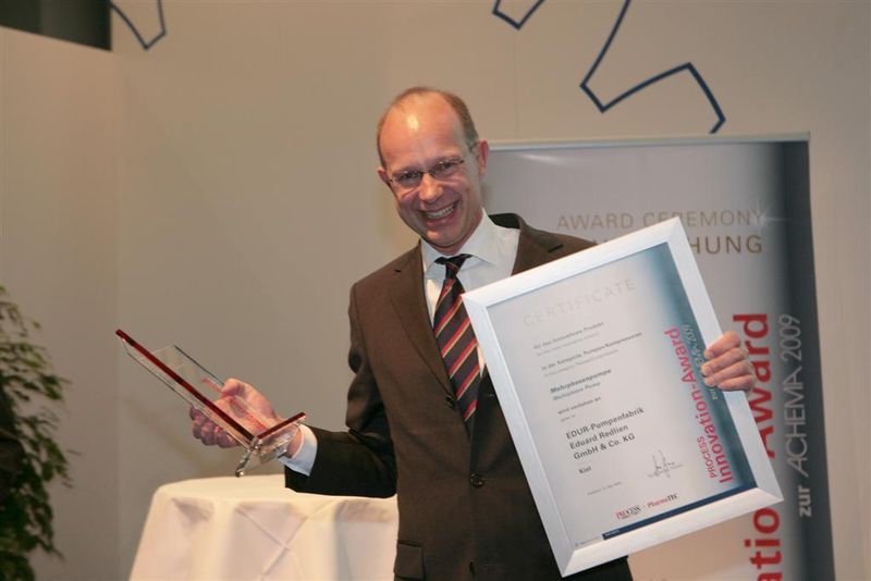 Geschäftsführer Dr. Jürgen Holdhof nahm den Award in der Kategorie Pumpentechnologie entgegen. (Archiv: Vogel Business Media)