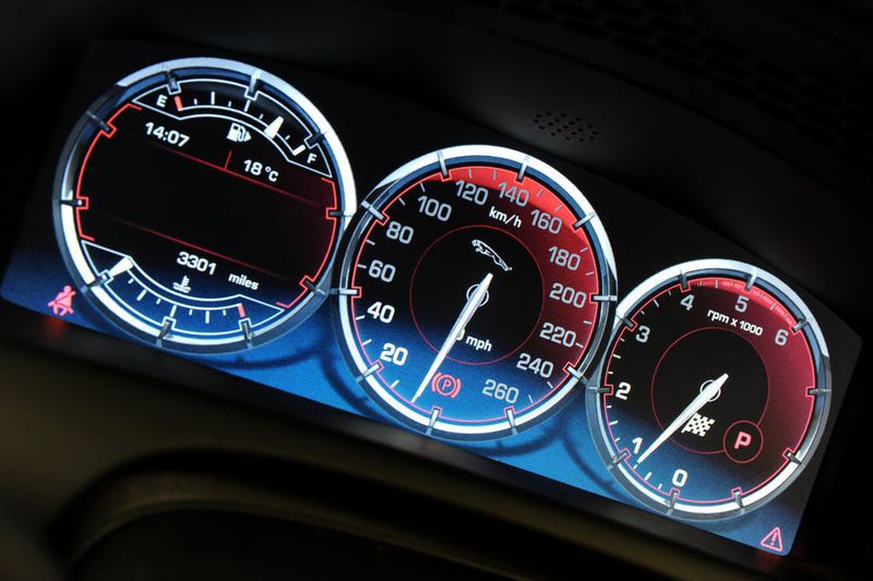 Ein technisches Highlight ist das Zentralinstrument des XJ, das die Zeigerinstrumente auf einem TFT-Bildschirm einspielt. Fotos: Jaguar (Archiv: Vogel Business Media)