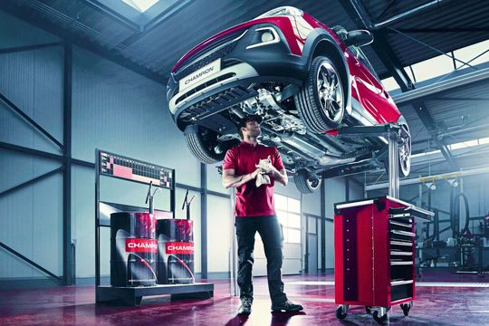 Mit seiner neuen Marke „Champion“ möchte der belgischer Schmierstoffhersteller Wolf Oil den deutschen Aftermarket erobern. Champion-Produkte werden ausschließlich über den Fachhandel vertrieben, zudem unterstützt die Marke Werkstätten auf vielfache Weise.(Bild:  Champion)