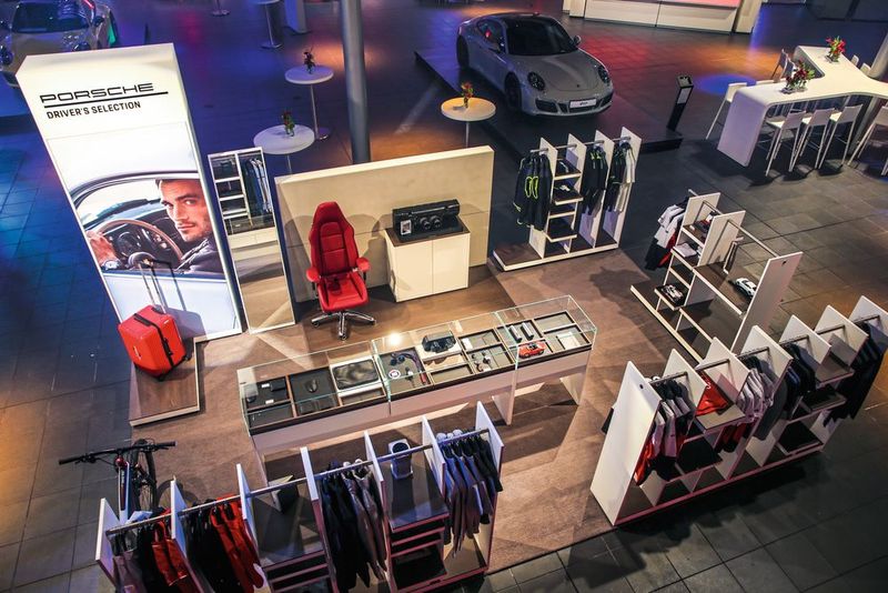 Neue CI für das Porsche-Zubehörgeschäft „Drivers's Selection“: erstmals weltweit im Porsche-Zentrum Hamburg. (Bild: Michael Kunkel)