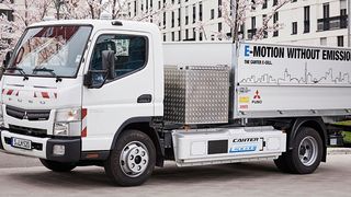 In Stuttgart fahren in den nächsten zwölf Monaten vier Fuso Sechstonner-Lkw mit rein elektrischem Antrieb. Zwei der Canter E-Cell mit Kipperaufbau und einer Nutzlast von 2,5 Tonnen werden im städtischen Landschaftsbaubetrieb eingesetzt (Foto: Daimler)