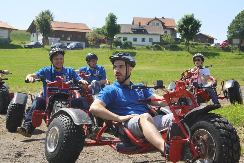 Erim Demicri, Markus Bauer, Volker Rühlike und Slávka Kerekrétyová sind bereit für den Downhill-Ritt und fühlen sich fast wie im R8, aber nur fast: So völlig ohne PS geht’s  hinauf auf den Berg. (Ecom Trading)