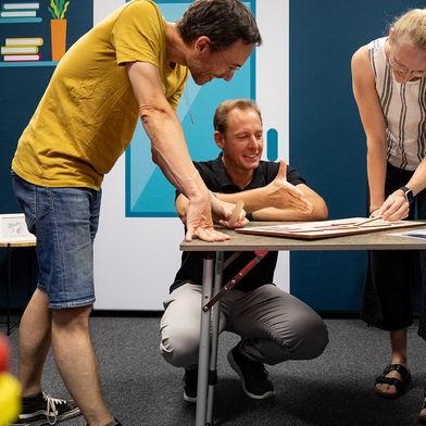 Mit Kassandra tauchen Teams in eine Thriller‑Story ein, lösen unter Zeitdruck KI‑Challenges. (Bild: Fraunhofer FIT)