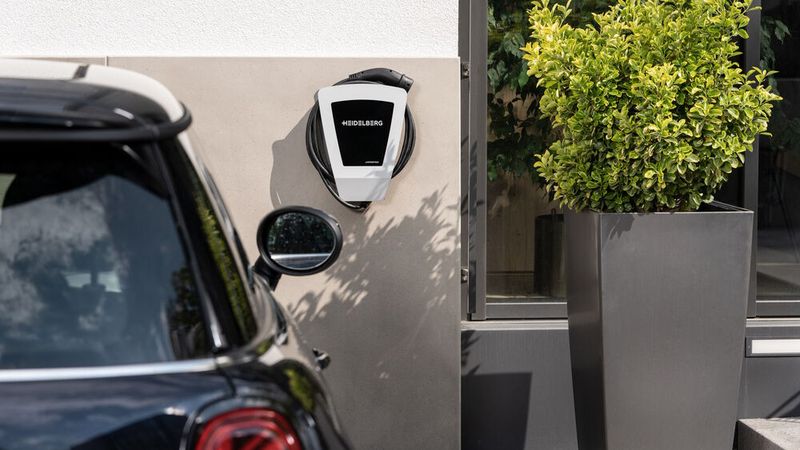 Viele Verbraucher können es sich vorstellen, sich als nächstes Fahrzeug ein E-Auto in die Einfahrt zu stellen.(Bild:  Heidelberg)
